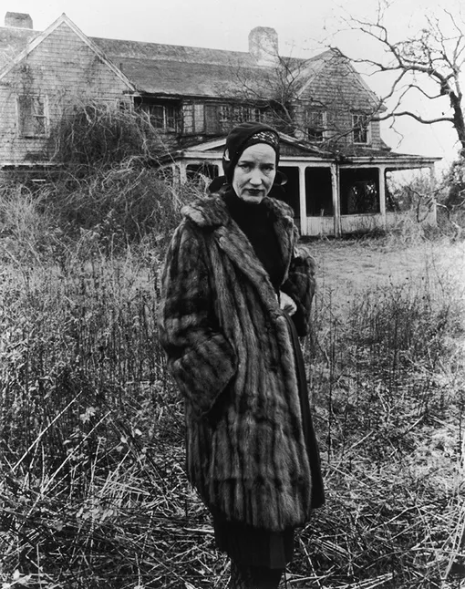 Эдит Юинг Бувье Бил на фоне особняка в Ист-Хэмптоне, 1975 год Эдит Юинг Бувье Бил на фоне особняка в Ист-Хэмптоне, 1975 год