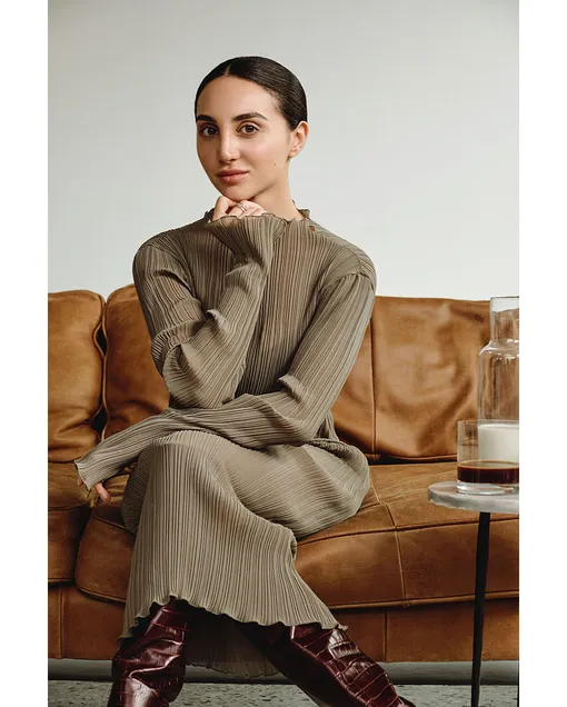 ПЛАТЬЕ, Patrizia Pepe; САПОГИ, Massimo Dutti; КОЛЬЦО HORIZON, De Beers (БЕЛОЕ ЗОЛОТО, БРИЛЛИАНТЫ) ПЛАТЬЕ, Patrizia Pepe; САПОГИ, Massimo Dutti; КОЛЬЦО HORIZON, De Beers (БЕЛОЕ ЗОЛОТО, БРИЛЛИАНТЫ)