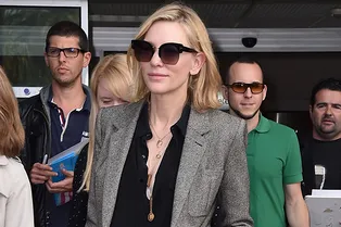 Серый костюм и аккуратные украшения: Кейт Бланшетт в Ницце