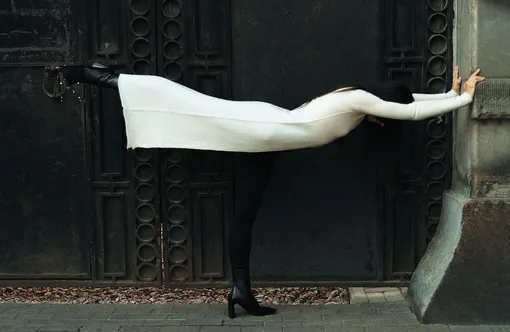 НАКИДКА, Jil Sander; ЛЕГИНСЫ, Alexander Wang; ОЧКИ И САПОГИ, Balenciaga НАКИДКА, Jil Sander; ЛЕГИНСЫ, Alexander Wang; ОЧКИ И САПОГИ, Balenciaga