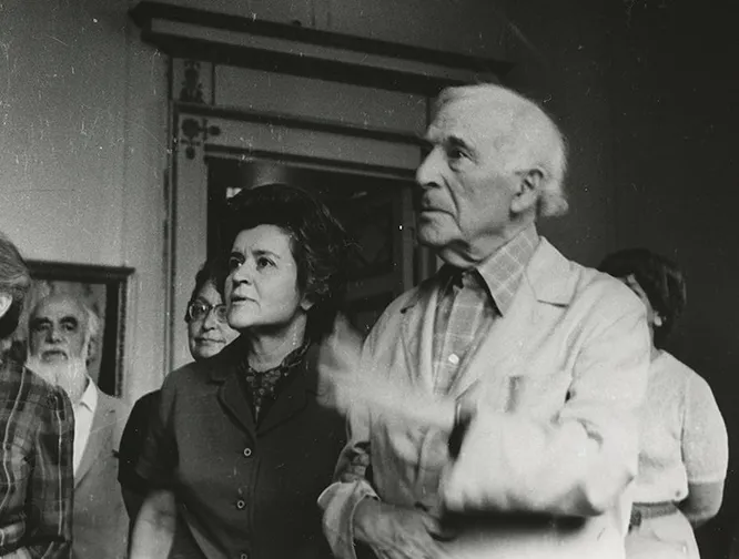 Марк Шагал в сопровождении директора Музея Ирины Антоновой в зале импрессионистов, 1973 год