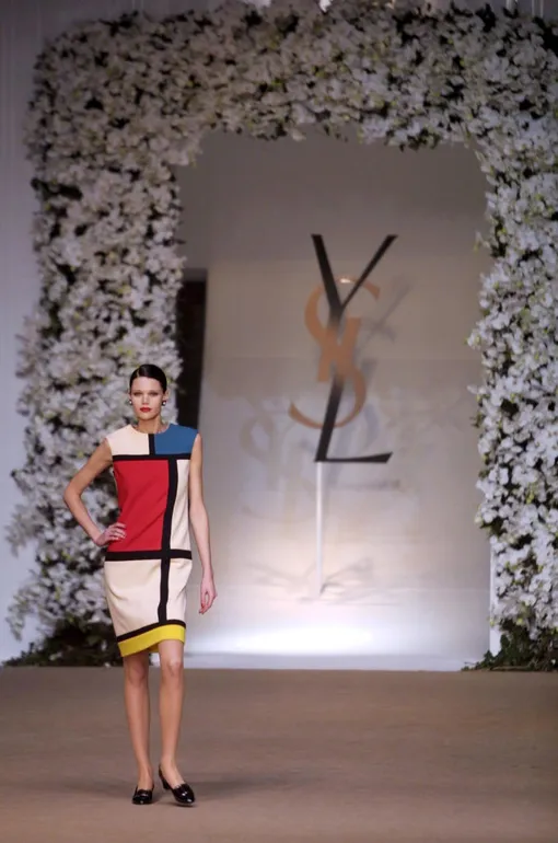 Модель в платье «Mondrian» на ретроспективном показе Yves Saint Laurent Haute Couture, 2002
