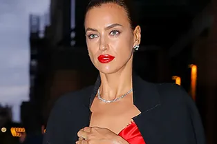 Красный шелк и бриллианты: Ирина Шейк на вечеринке в Нью-Йорке