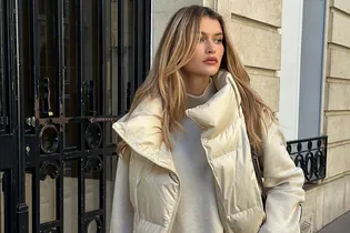 Прощаемся с пуховиками: 6 стильных дутых жилетов на раннюю весну