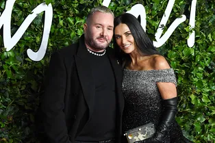 Деми Мур в сияющем платье Fendi Couture, Айрис Лоу в «платье-доспехах» и Эльза Хоск в цветах Richard Quinn на The Fashion Awards 2021