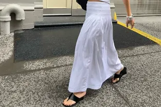 Вам нужна всего одна белая юбка, чтобы быть модной все лето