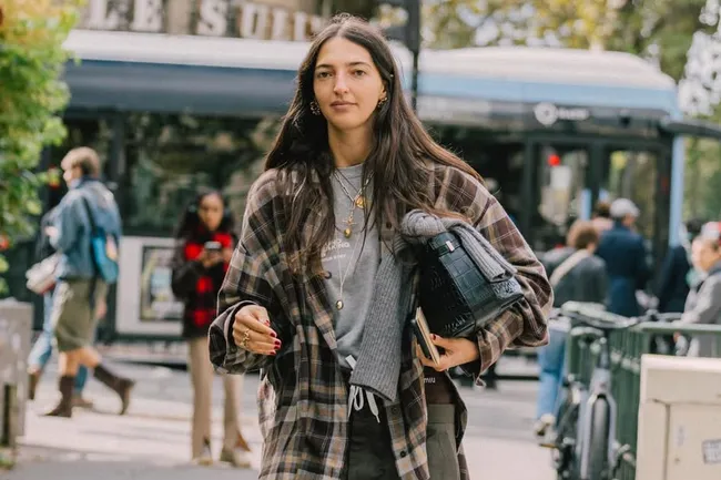 Брюки карго + клечатая рубашка: два тренда миллениалов, которые идеально работают вместе