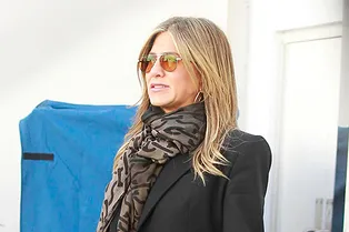 Дженнифер Энистон сочетает главные базовые вещи весны, которые есть в гардеробе каждой