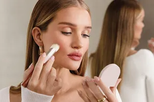 3 приема в макияже, которые визуально подтягивают лицо