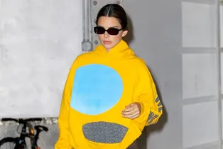 Носим классические брюки с «мартенсами» и толстовкой