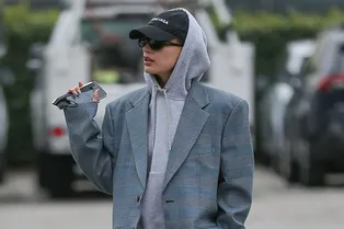 Хейли Бибер доказывает, что оверсайз-пиджаки в этом году все ещё в тренде