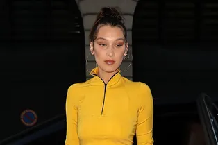 Желтая водолазка и очень рваные джинсы: Белла Хадид в Париже