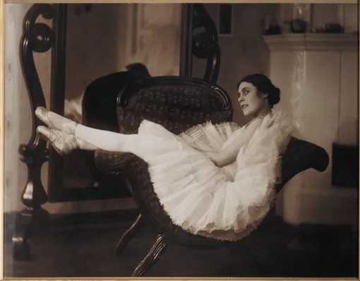 Портрет Лили Брик в балетной пачке. Фото В. Плотникова, 1910-е Портрет Лили Брик в балетной пачке. Фото В. Плотникова, 1910-е