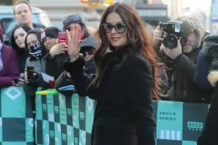 48-летняя Кэтрин Зета-Джонс в идеальном приталенном пальто, которое должно быть у каждой