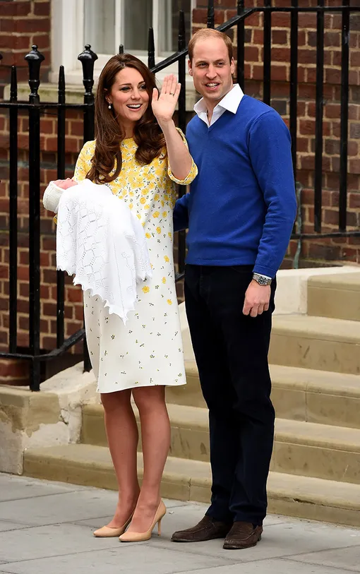 Принц Уильям и Кейт Миддлтон с новорожденной дочерью Шарлоттой, 2 мая 2015 года