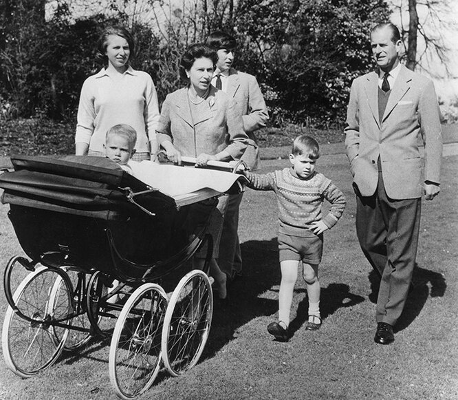 Елизавета II и принц Филипп с детьми, 1965  