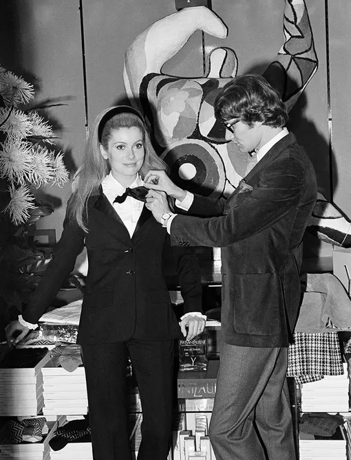 Катрин Денев и Ив Сен-Лоран на примерке «Le Smoking», 1966 год