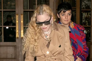 Мадонна в идеальном осеннем наряде из бежевого тренча и кучи украшений на Неделе моды в Париже