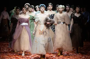 Платья-пачки для принцесс и кожаные плащи для роковых леди: 57 образов для будущего сезона от Alena Akhmadullina