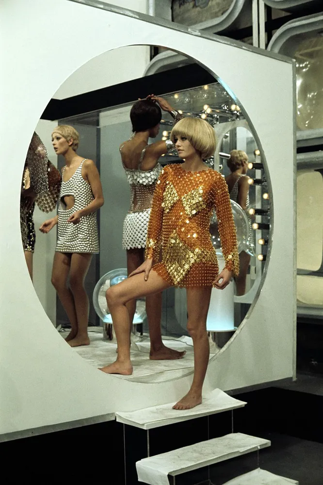 Модели в платьях Paco Rabanne на съемках французского TV шоу «ДИМ ДАМ ДОМ», 1969 год