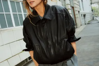 Кожаный бомбер — главная покупка на весну-2026. 7 лучших вариантов