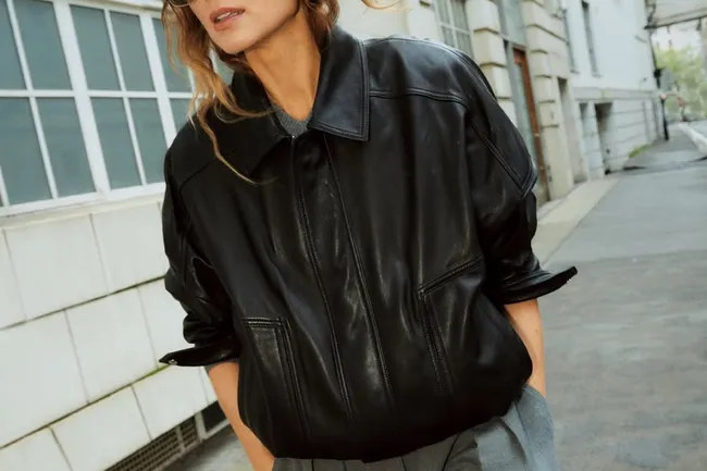 Кожаный бомбер — главная покупка на весну-2026. 7 лучших вариантов