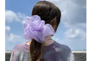 Новый Instagram-тренд*: огромные резинки из цветной органзы, как у первоклашек