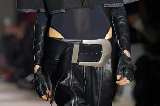 Тренд из 2000-х: как носить ремень в этом сезоне