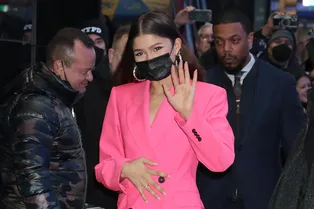 Икона стиля Зендая нашла самую модную вещь следующей весны — это неоново-розовый костюм Alexander McQueen