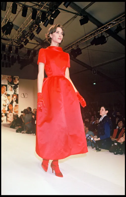 Кристи Тарлингтон на кутюрном показе Valentino осень-зима 1992