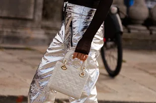 Что носят в Париже: очень много Dior, вырезы в самых неожиданных местах и кожаные плащи