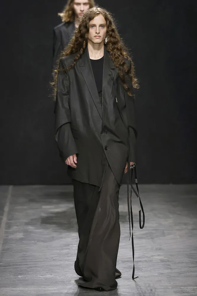 Ann Demeulemeester весна-лета 2023 Ann Demeulemeester весна-лета 2023