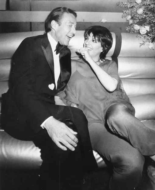 Дизайнер Холстон и Лайза Миннелли в Studio 54, 1977 Дизайнер Холстон и Лайза Миннелли в Studio 54, 1977