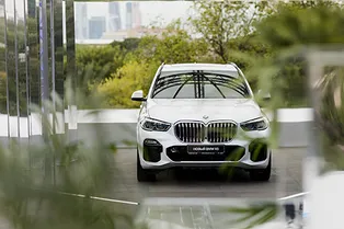 Новый экспонат в «Гараже»: на крыше музея прошла презентация BMW X5