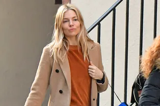 Тыквенный + беж: самое «солнечное» сочетание на весну от Сиенны Миллер