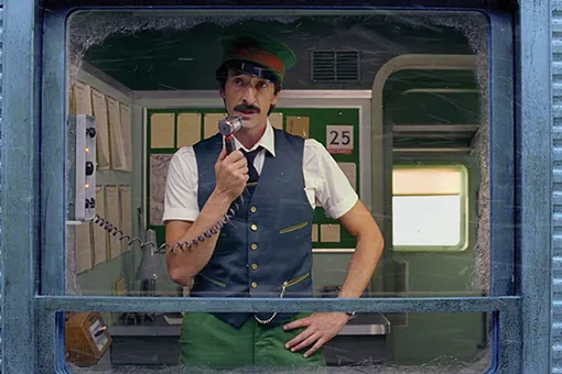 Эдриан Броуди в роли кондуктора в праздничном мини-фильме H&M Эдриан Броуди в роли кондуктора в праздничном мини-фильме H&M