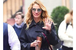 Универсальный плащ и яркая сумка: Джулия Робертс нашла стильное спасение от декабрьской непогоды