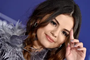 Селена Гомес с сестрой в сказочных кейпах с перьями Marc Jacobs на премьере «Холодного сердца — 2»