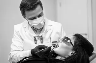 Кто и где в Москве ставит современные виниры без вреда для зубов и без анестезии