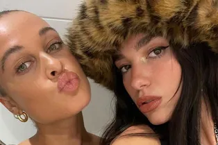 Защита от холода и эффектное завершение образа: этой зимой носите шапки из искусственного меха