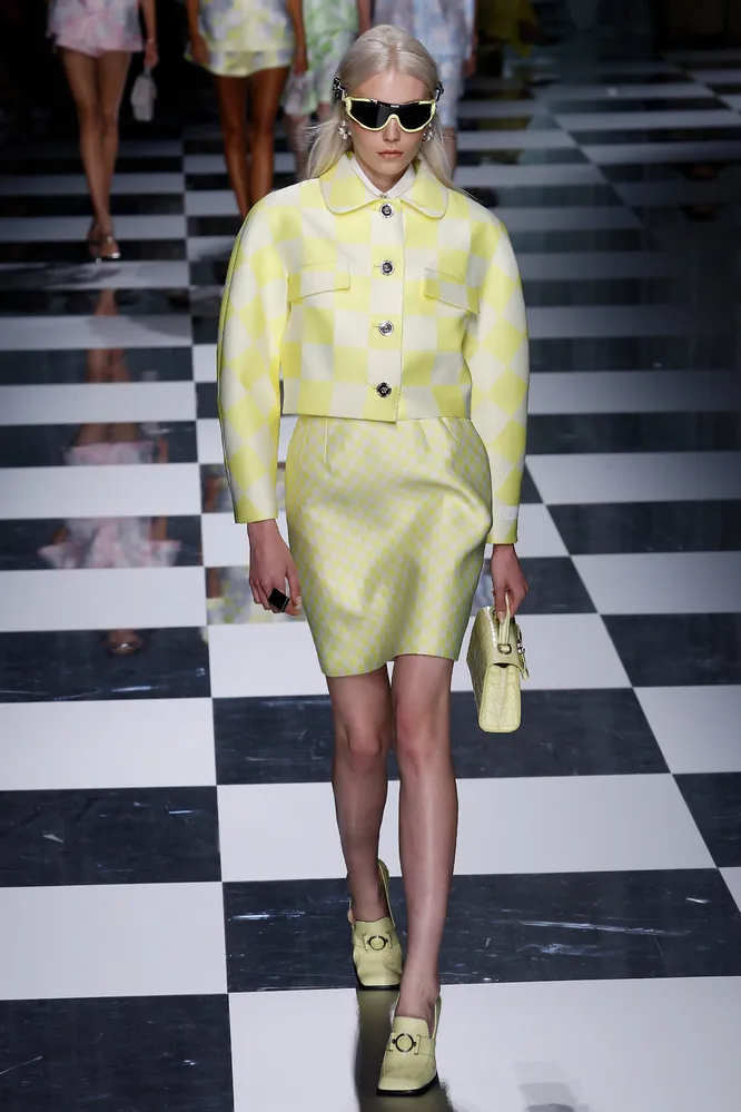 VERSACE весна-лето 2024 VERSACE весна-лето 2024