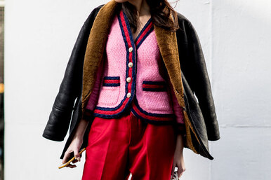 Поясные сумки, замшевые плащи и плюшевые пальто: что носят на Неделе моды в Париже