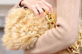 Меховые и плюшевые сумки — главный аксессуар зимы 2021