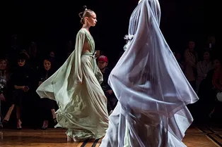 Жакеты-кимоно, корсетные платья и «голые» комбинезоны в стиле Кайли Дженнер в новой коллекции Valentin Yudashkin