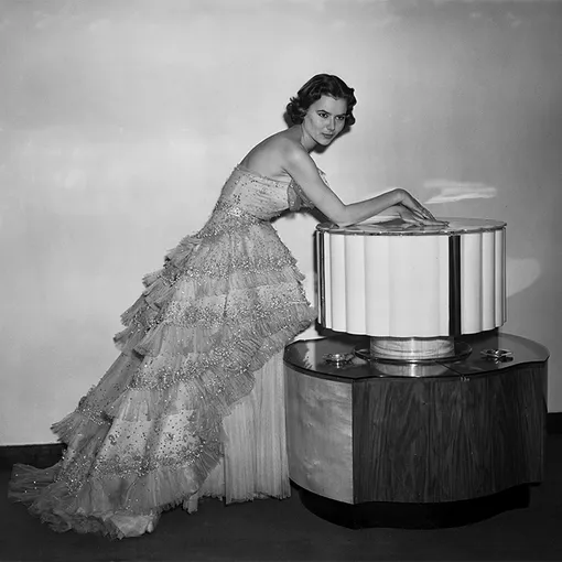 Модель Сильви в вечернем платье «Моцарт» во время показа в отеле Savoy, Лондон, 24 апреля 1950 года