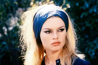 Вместо укладки носите дома косынку, как Брижит Бардо и Элизабет Тейлор