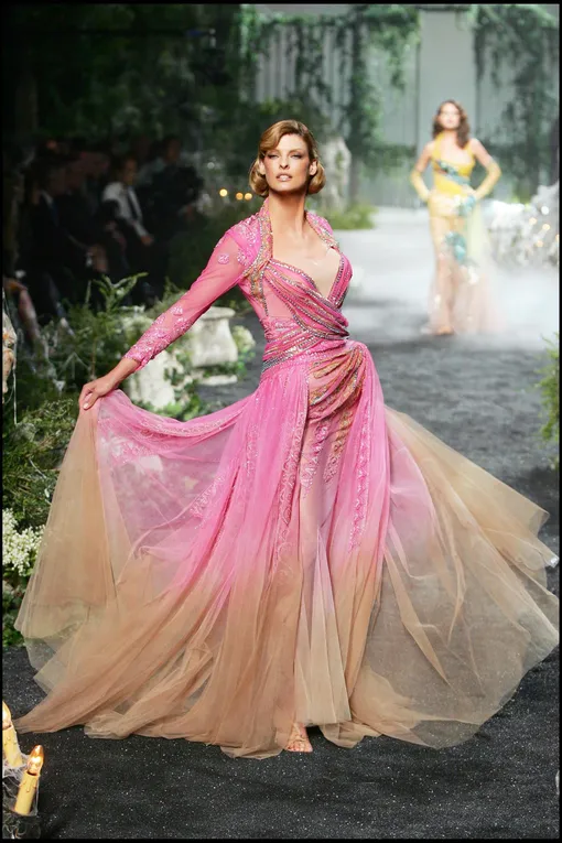 Линда Евангелиста на показе Dior Haute Couture осень-зима 2005/06