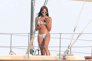 В превосходной форме: Наоми Кэмпбелл загорает в белом бикини