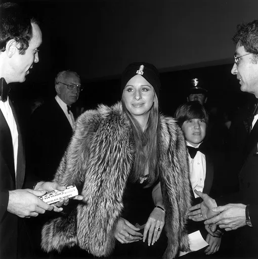 БАРБРА СТРЕЙЗАНД НА ПРЕМЬЕРЕ ФИЛЬМА «ВСТРЕЧА ДВУХ СЕРДЕЦ», 1973 БАРБРА СТРЕЙЗАНД НА ПРЕМЬЕРЕ ФИЛЬМА «ВСТРЕЧА ДВУХ СЕРДЕЦ», 1973