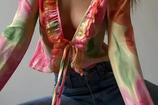 Носите соблазнительные блузки с рюшами в стиле 2000-х с джинсами